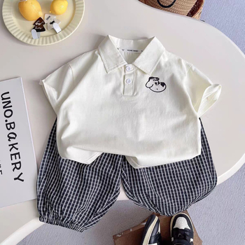 Set de vară pentru băieți, din două piese: tricou polo cu câine desen animat și pantaloni cropped în carouri, 100% bumbac