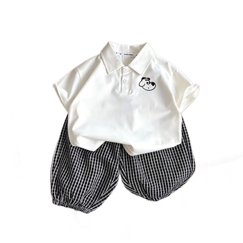 Set de vară pentru băieți, din două piese: tricou polo cu câine desen animat și pantaloni cropped în carouri, 100% bumbac