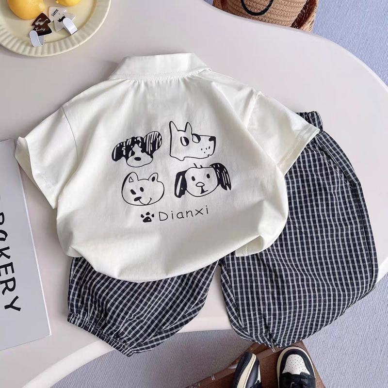 Set de vară pentru băieți, din două piese: tricou polo cu câine desen animat și pantaloni cropped în carouri, 100% bumbac