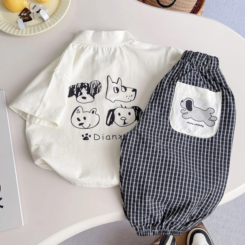 Set de vară pentru băieți, din două piese: tricou polo cu câine desen animat și pantaloni cropped în carouri, 100% bumbac