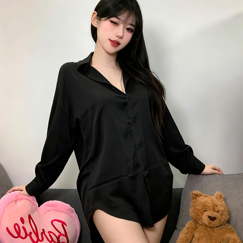 Lenjerie din satin, inspirată de stilul boyfriend, pijama sexy într-o singură piesă, poate fi purtată și ca haină de exterior.
