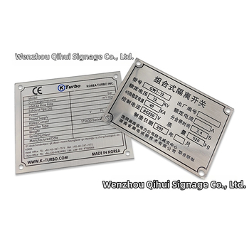 Plăci metalice pentru echipamente cu logo personalizat; materiale: oțel inoxidabil, aluminiu, alamă, acrilic sau PVC; plăci bicolor pentru branding și etichetare; marcare UV și serigrafie.