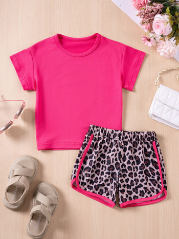 Set de două piese pentru fetițe: top cu mâneci scurte, culoare uni, și pantaloni scurți cu imprimeu leopard