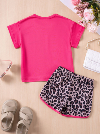 Set de două piese pentru fetițe: top cu mâneci scurte, culoare uni, și pantaloni scurți cu imprimeu leopard