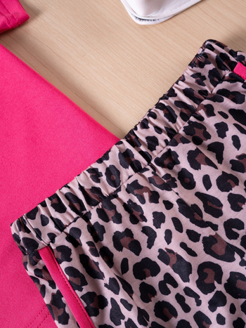 Set de două piese pentru fetițe: top cu mâneci scurte, culoare uni, și pantaloni scurți cu imprimeu leopard