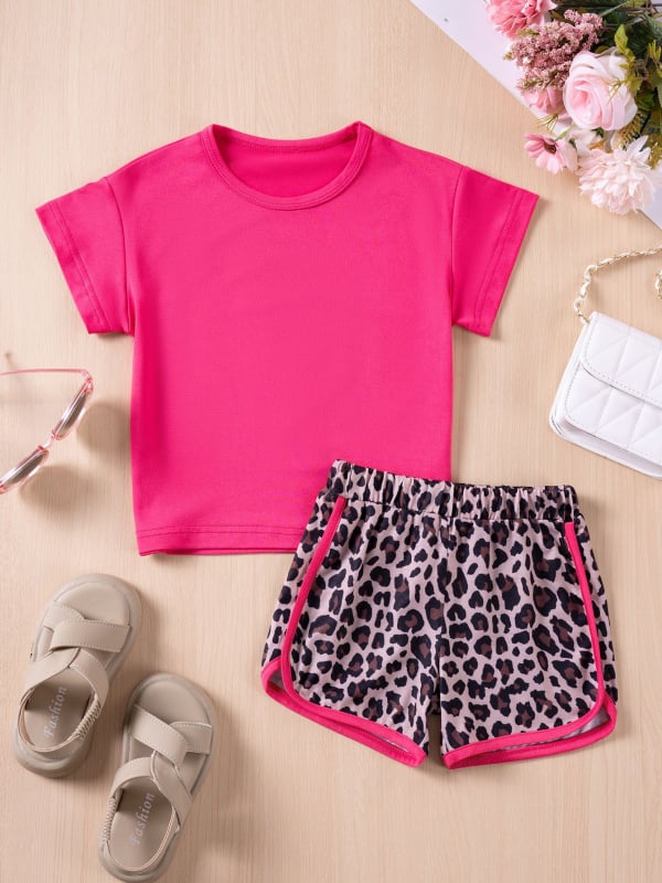 Set de două piese pentru fetițe: top cu mâneci scurte, culoare uni, și pantaloni scurți cu imprimeu leopard