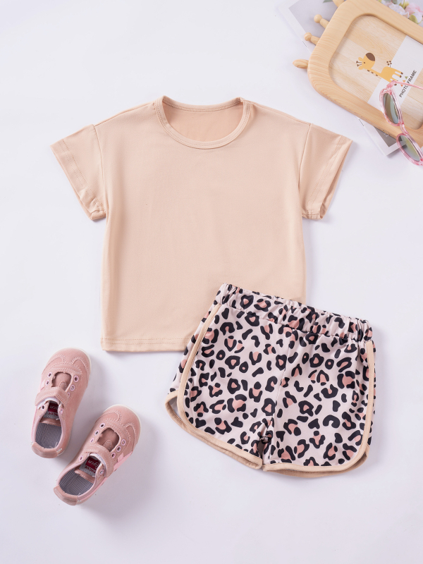 Set de două piese pentru fetițe: top cu mâneci scurte, culoare uni, și pantaloni scurți cu imprimeu leopard
