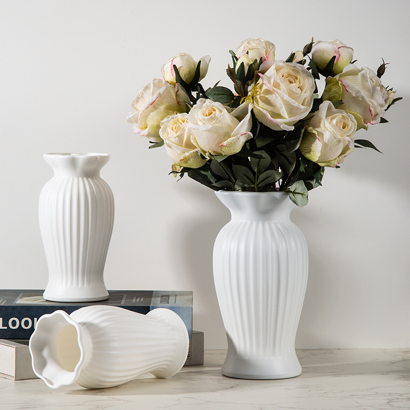 Vază de flori din plastic cu lalele artificiale, decor pentru sufragerie