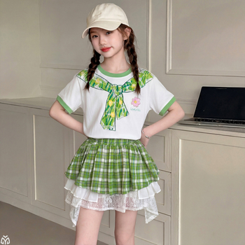 Set de vară pentru fete din două piese: top cu funda și fustă verde carouri, cu dantelă la margine
