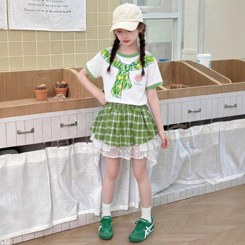 Set de vară pentru fete din două piese: top cu funda și fustă verde carouri, cu dantelă la margine
