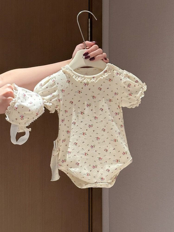 Salopetă pentru nou-născuți cu imprimeu floral și mâneci scurte vaporoase, din bumbac