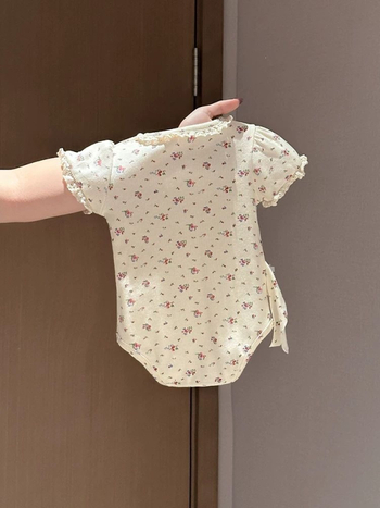 Salopetă pentru nou-născuți cu imprimeu floral și mâneci scurte vaporoase, din bumbac