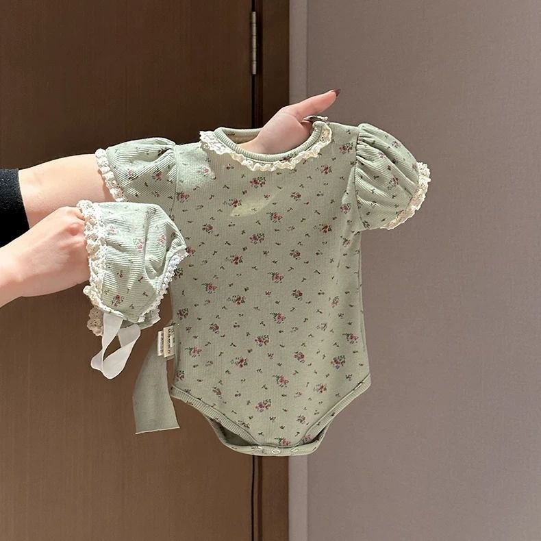 Salopetă pentru nou-născuți cu imprimeu floral și mâneci scurte vaporoase, din bumbac
