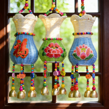 Clopoțe de vânt din bambus împletit, cu motiv coș de flori, cinci clopoței, decor pentru perete