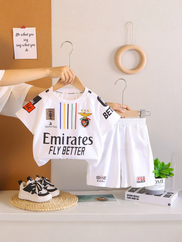 Set de două piese pentru copii băieți, vară, stil coreean, în dungi, imprimeu cu litere, tricou cu guler rotund și șorturi