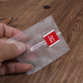 Pungi de ceai triunghiulare din nylon, de calitate alimentară, cu plasă filtrantă și sigilare termică.