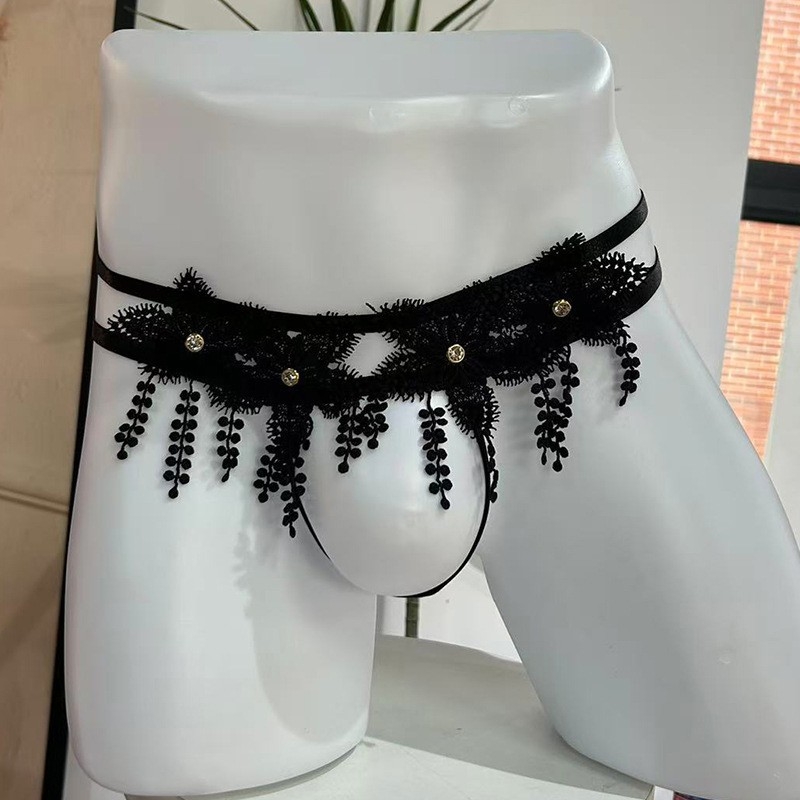 Sexy thong masculin din dantelă neagră, talie joasă, bretele subțiri, ornament cu perle, spate în formă de T.