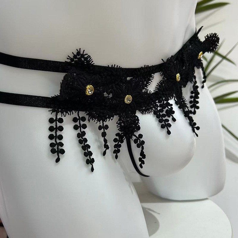 Sexy thong masculin din dantelă neagră, talie joasă, bretele subțiri, ornament cu perle, spate în formă de T.