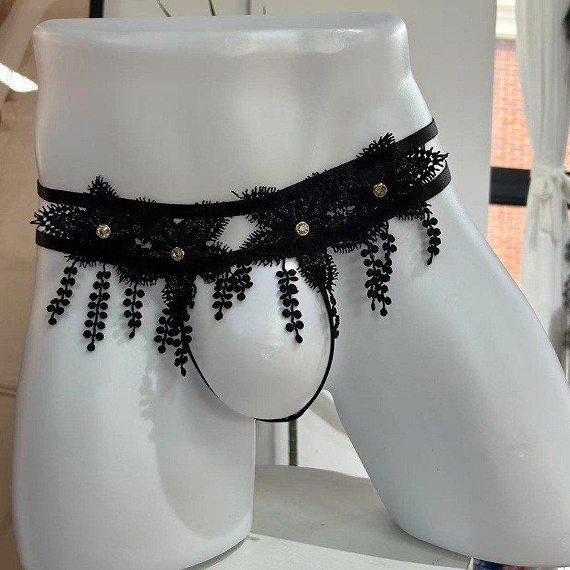 Sexy thong masculin din dantelă neagră, talie joasă, bretele subțiri, ornament cu perle, spate în formă de T.