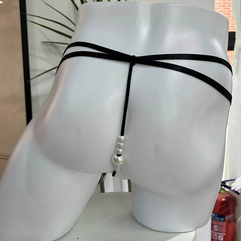 Sexy thong masculin din dantelă neagră, talie joasă, bretele subțiri, ornament cu perle, spate în formă de T.