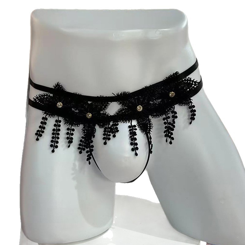Sexy thong masculin din dantelă neagră, talie joasă, bretele subțiri, ornament cu perle, spate în formă de T.