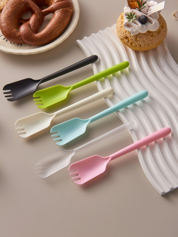 Set de tacâm plastic de unică folosință: lingură, furculiță, lingură de desert și lingură pentru înghețată, ambalate individual