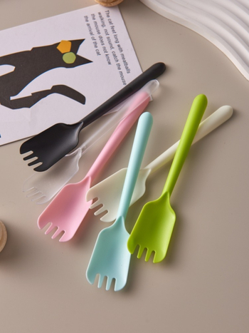 Set de tacâm plastic de unică folosință: lingură, furculiță, lingură de desert și lingură pentru înghețată, ambalate individual