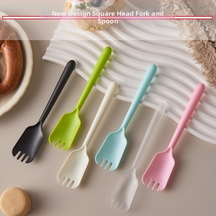 Set de tacâm plastic de unică folosință: lingură, furculiță, lingură de desert și lingură pentru înghețată, ambalate individual