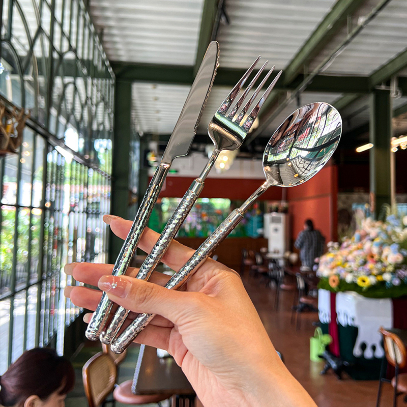 Set de tacâmuri occidentale din oțel inoxidabil, cu finisaj ciocănit și luciu oglindă, cu cuțit pentru steak cu model circular diamantat, lingură și furculiță, 3 piese, stil hotel