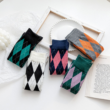 Șosete mid-calf în stil colegial, cu model diamant, alb-negru în carouri, retro