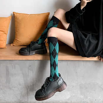 Șosete mid-calf în stil colegial, cu model diamant, alb-negru în carouri, retro