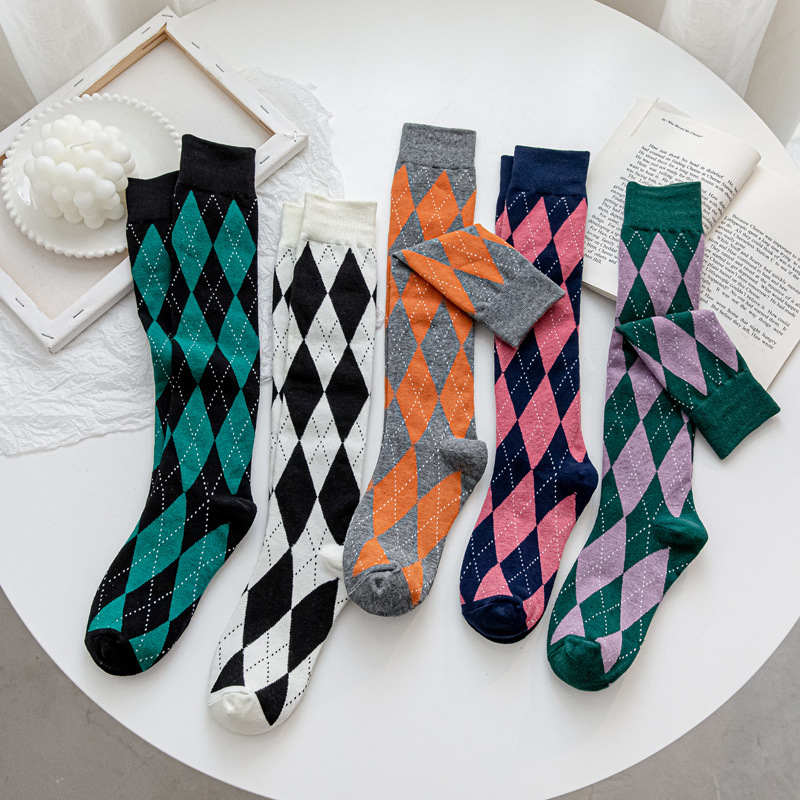 Șosete mid-calf în stil colegial, cu model diamant, alb-negru în carouri, retro