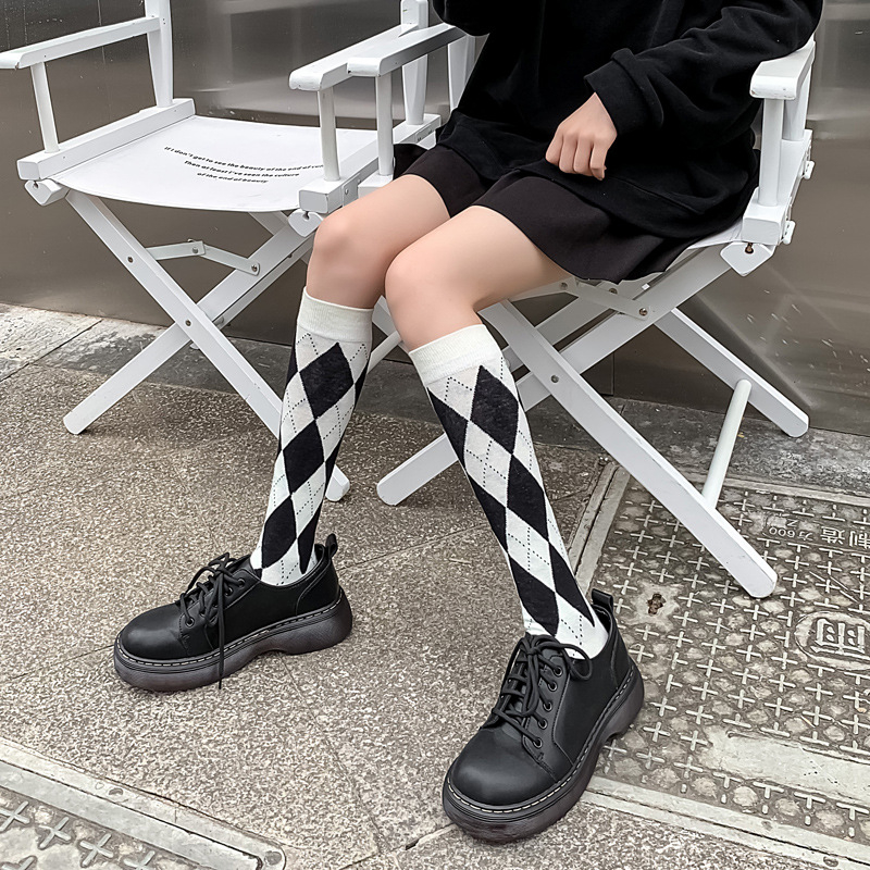 Șosete mid-calf în stil colegial, cu model diamant, alb-negru în carouri, retro