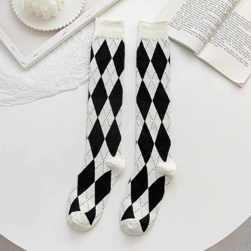 Șosete mid-calf în stil colegial, cu model diamant, alb-negru în carouri, retro