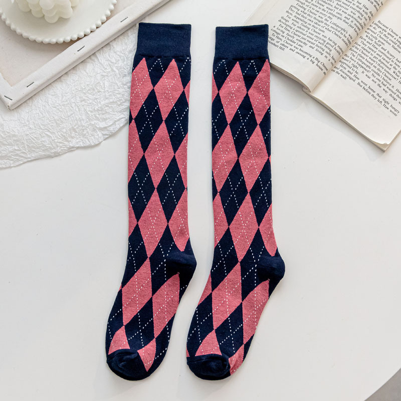 Șosete mid-calf în stil colegial, cu model diamant, alb-negru în carouri, retro