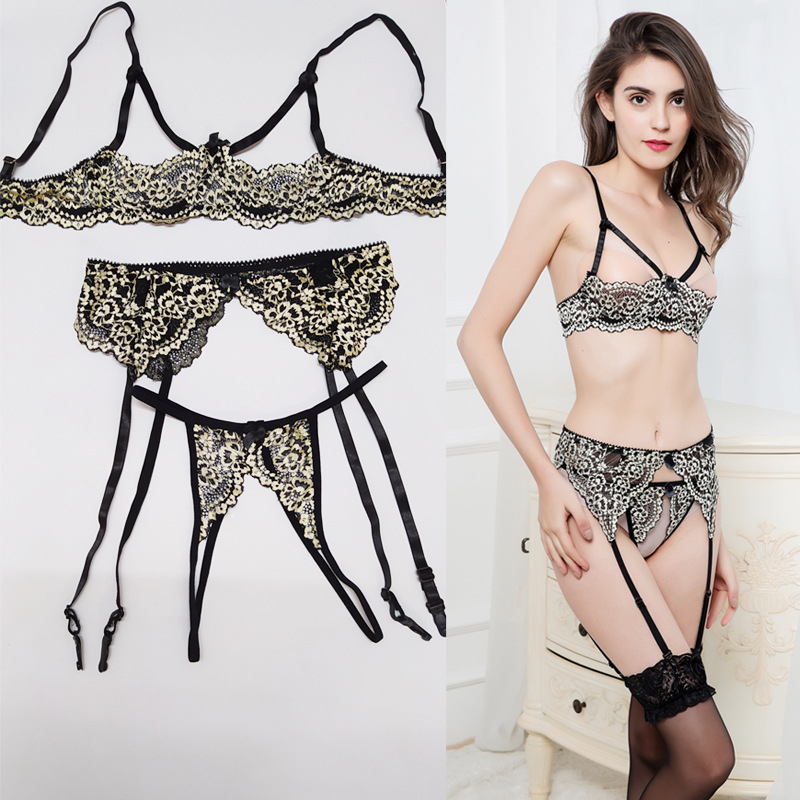 Set de lenjerie din plasă brodată, cu sutien cu cupe întărite, design decupat, suspensor și ciorapi