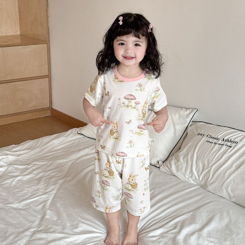 Set de vară pentru copii din două piese: tricou cu mânecă scurtă și pantaloni scurți din modal Lenzing, respirabil, unisex.