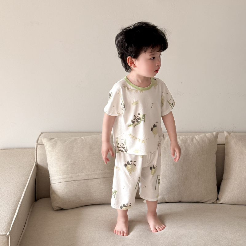 Set de vară pentru copii din două piese: tricou cu mânecă scurtă și pantaloni scurți din modal Lenzing, respirabil, unisex.