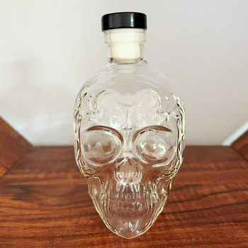 Decantator de whisky cu craniu din sticlă