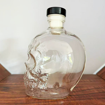 Decantator de whisky cu craniu din sticlă