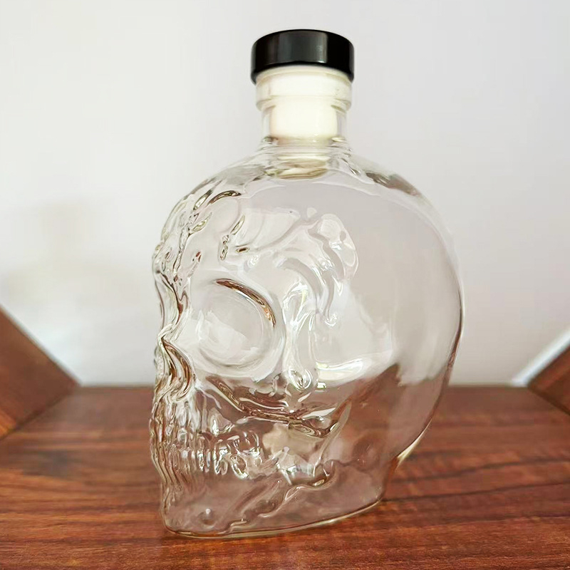 Decantator de whisky cu craniu din sticlă