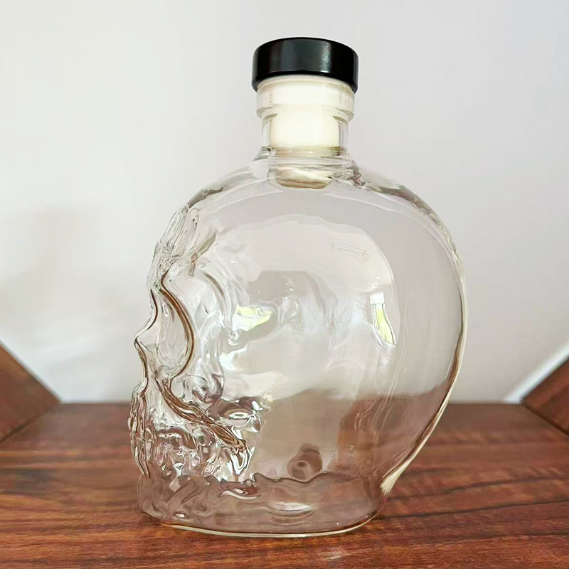 Decantator de whisky cu craniu din sticlă