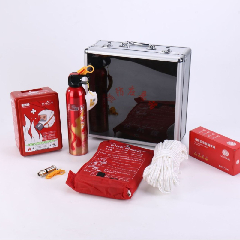 Kit de intervenție în caz de incendiu: stingător, pătură de incendiu, respirator, lanternă, funie de siguranță pentru salvare la înălțimi