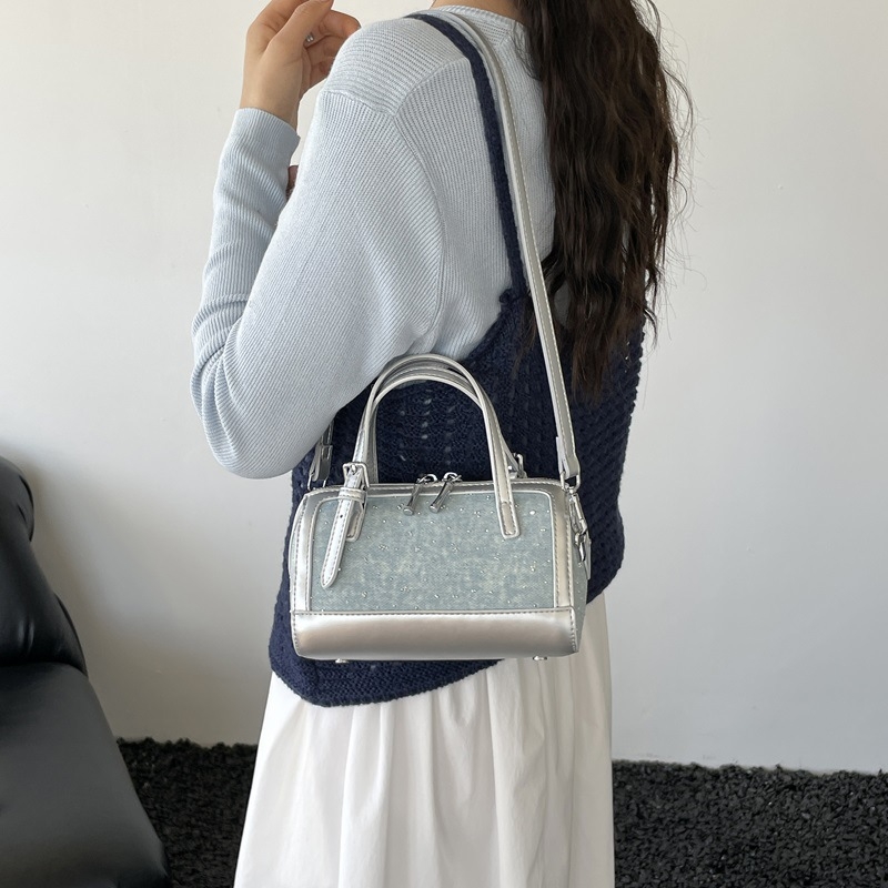 Geantă din denim, vară 2026, geantă mică pătrată crossbody, stil casual cu accente color-block
