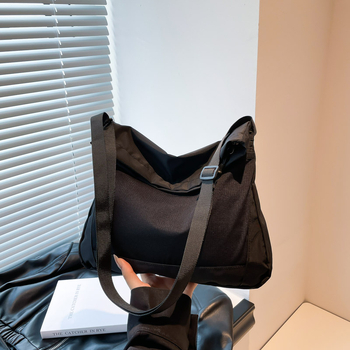 Geantă crossbody din pânză, casual funcțională, design minimalist, pentru naveta zilnică, primăvara 2026