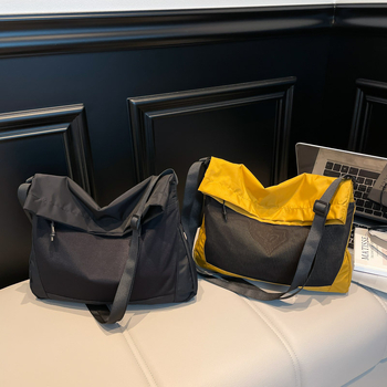 Geantă crossbody din pânză, casual funcțională, design minimalist, pentru naveta zilnică, primăvara 2026