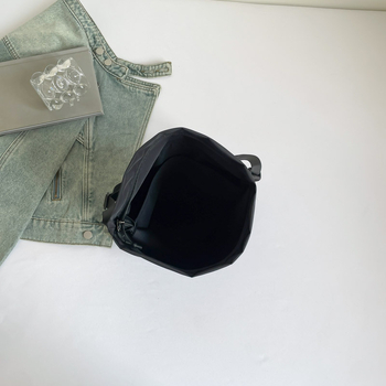 Geantă crossbody din pânză, casual funcțională, design minimalist, pentru naveta zilnică, primăvara 2026