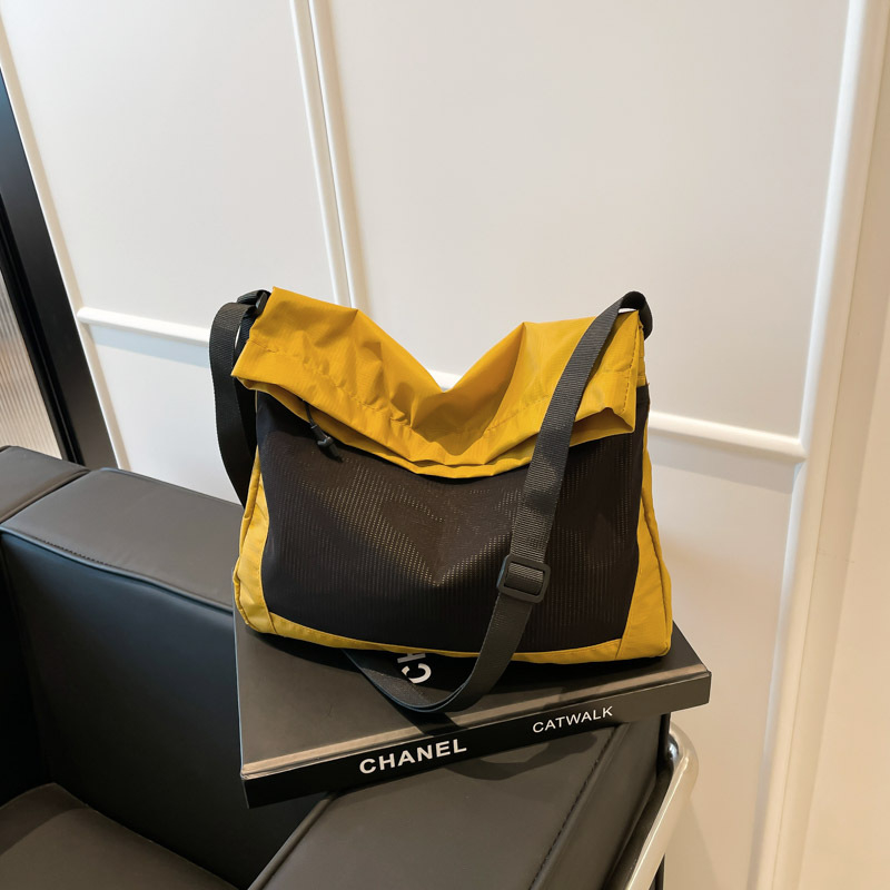 Geantă crossbody din pânză, casual funcțională, design minimalist, pentru naveta zilnică, primăvara 2026