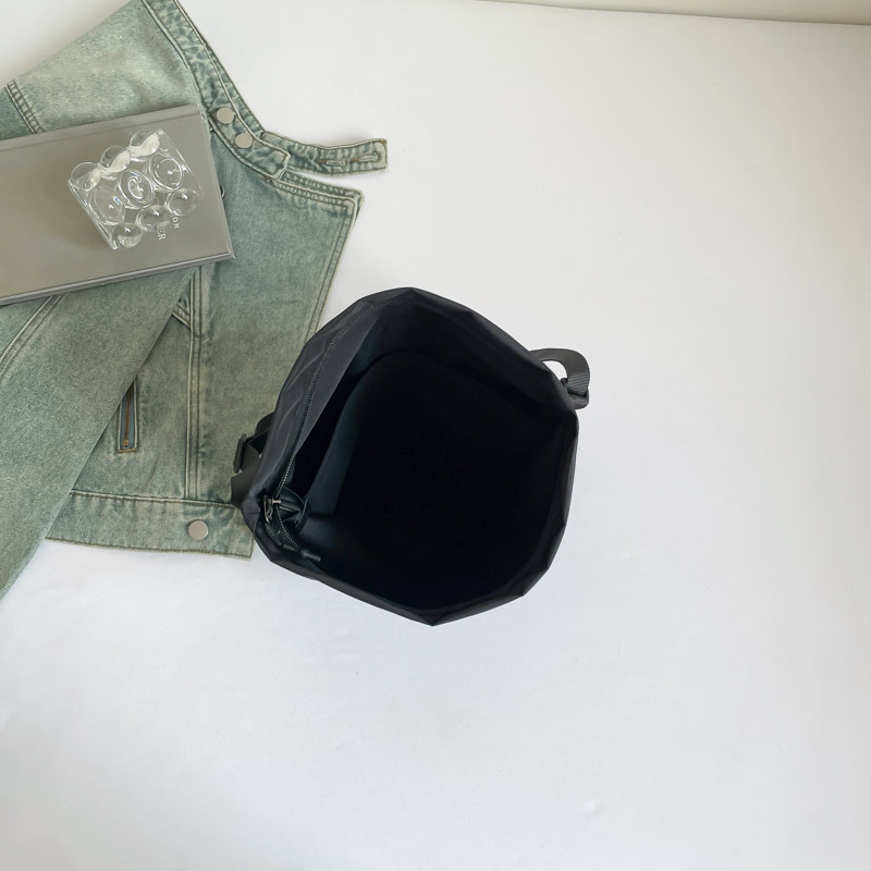 Geantă crossbody din pânză, casual funcțională, design minimalist, pentru naveta zilnică, primăvara 2026