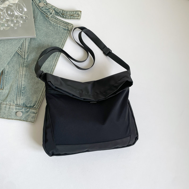 Geantă crossbody din pânză, casual funcțională, design minimalist, pentru naveta zilnică, primăvara 2026